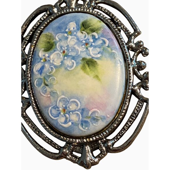 Hand-Painted Floral Porcelain Brooch With SilverTone Filigree Frame - Picture 4 of 9